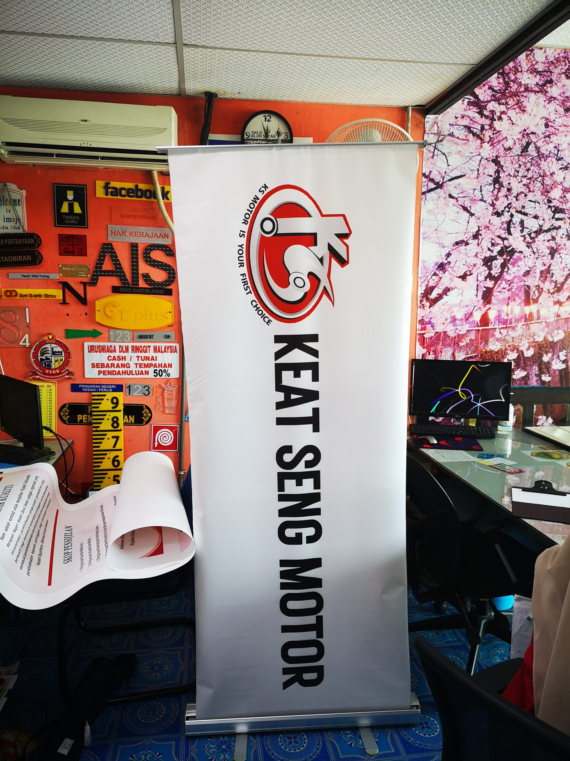 Roll Up Tripod Round Display Stand | Retail Advertising Properties Shop Banner Bunting Streamer | Printing Supplier Installer | Near Me Kedah Perlis Penang Malaysia